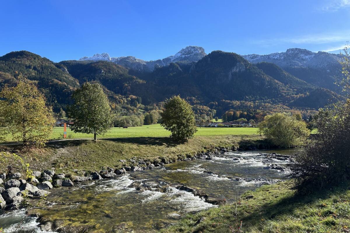 Fluss Prien im Vordergrund, Kampenwand im Hintergrund
